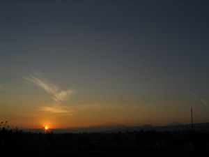 El sol al amenecer surgiendo del cerro Papallo, visto desde el Xochitepec. Foto del autor.